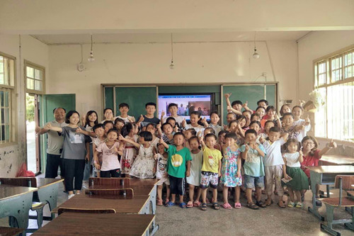 1501081681281355.jpg (图2)老师和志愿者与孩子们合影.jpg