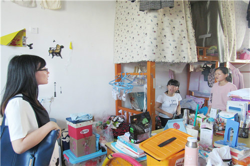 1466814168706470.png 用心 热心 暖心 诚心——外国语学院2015级学生搬寝活动顺利开展2.png