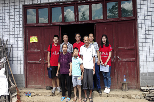 1501081201579979.jpg (图3)调研团成员和精准扶贫户合影.jpg